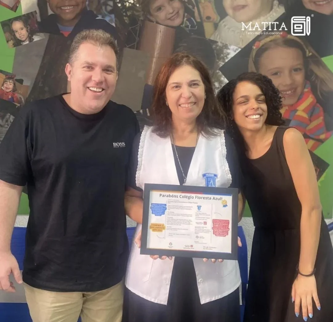 Equipe da Matita e representante do Colégio Floresta Azul exibem o reconhecimento do caso de sucesso Google