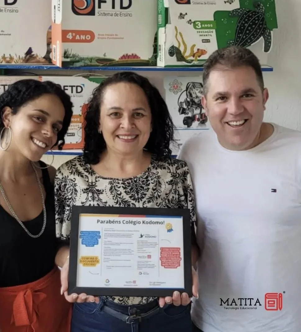 Equipe da Matita e representantes do Colégio Kodomo exibem o reconhecimento do caso de sucesso Google