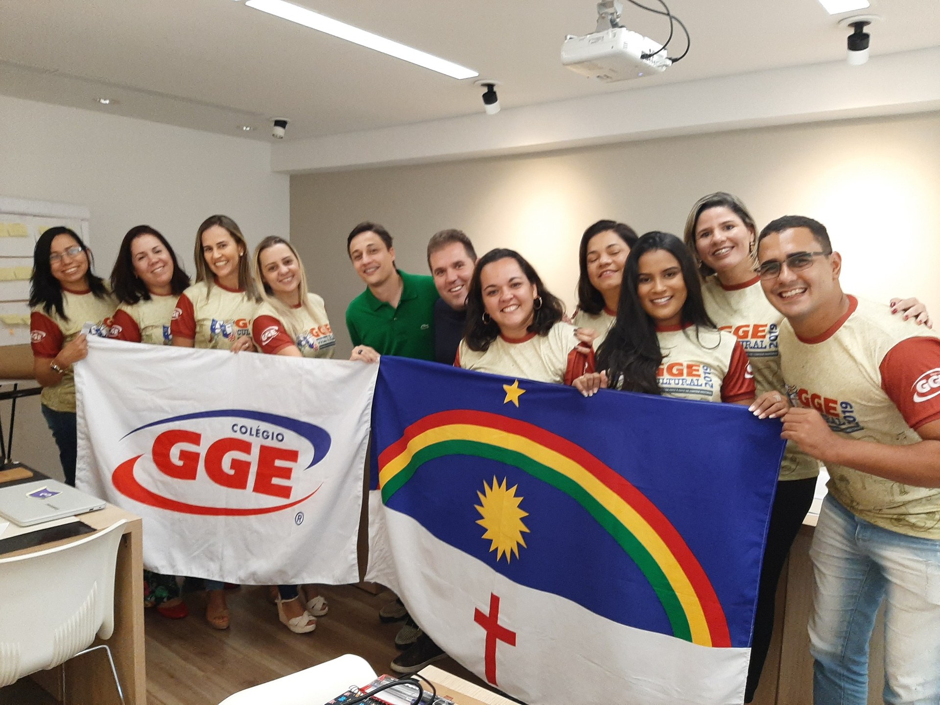 Equipe do Colégio GGE em atividade de formação