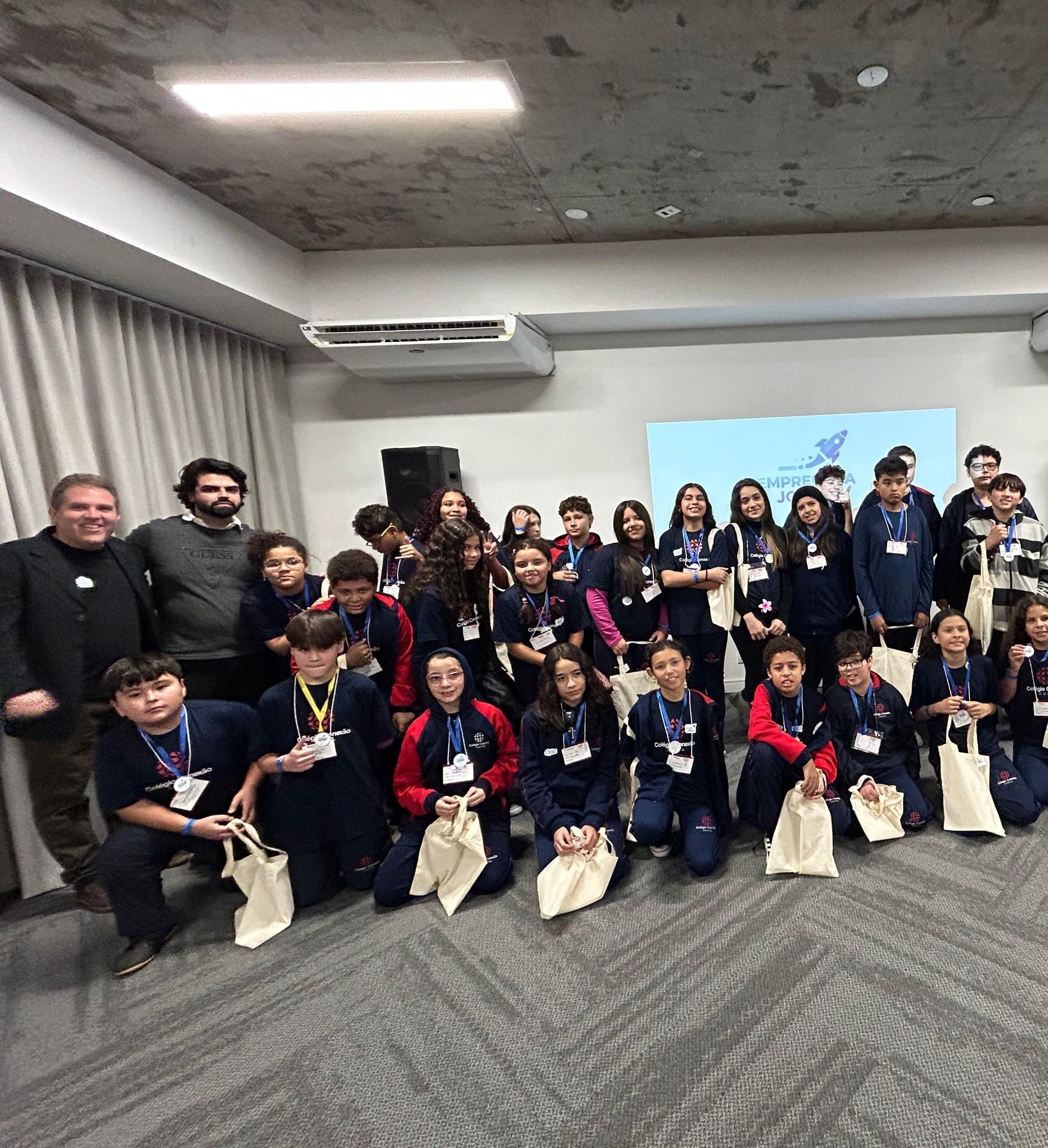 Estudantes em atividade de empreendedorismo educacional